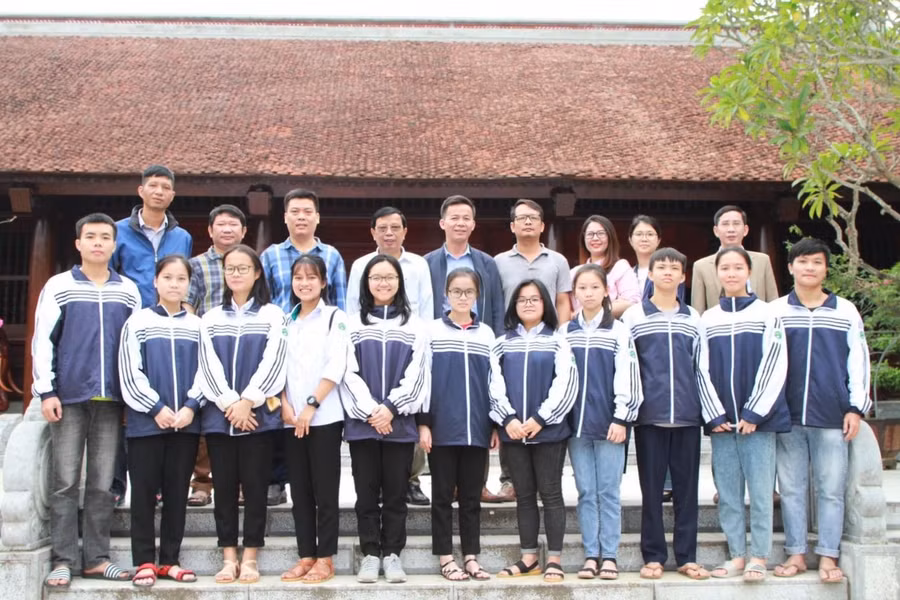 Đội tuyển dự thi học sinh giỏi tỉnh lớp 12 Trường PT DTNT THPT số 2 tỉnh Nghệ An.