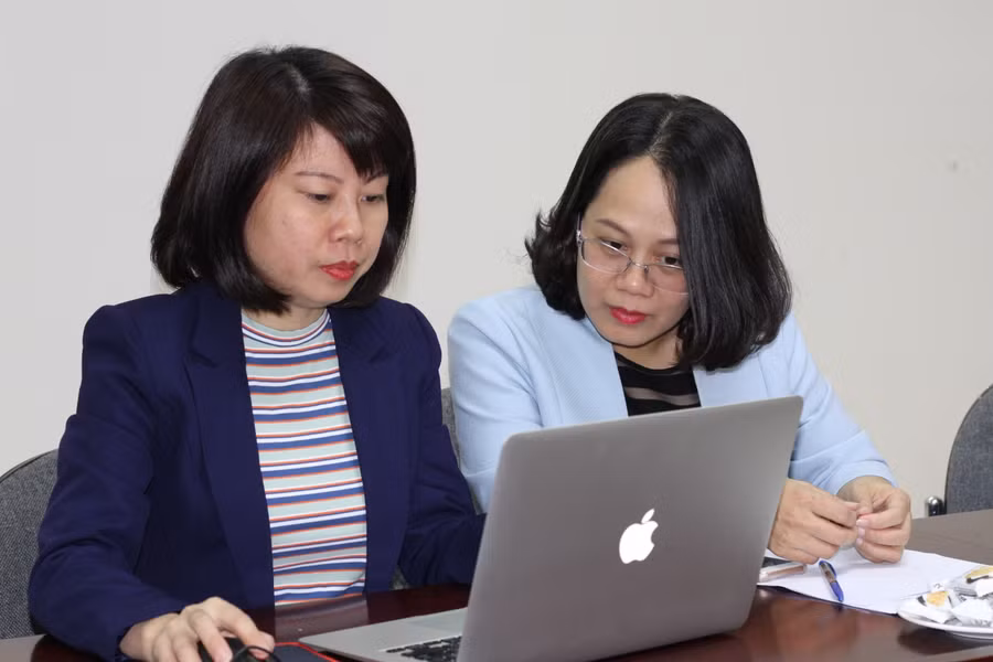 Bà Trịnh Thị Chung Thủy (phải) trả lời câu hỏi của bạn đọc Báo GD&amp;TĐ