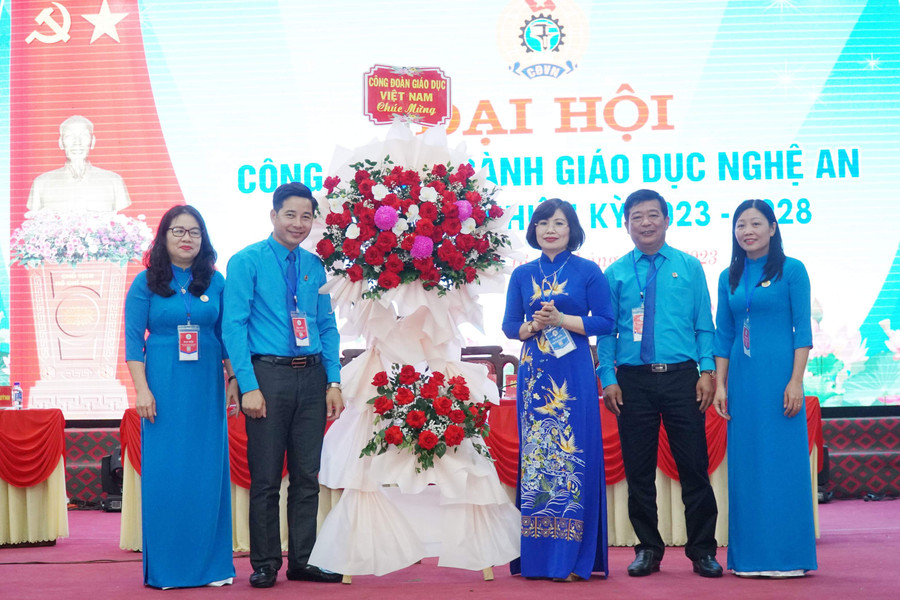 Bà Đặng Hoàng Anh, Phó Chủ tịch công đoàn ngành Giáo dục Việt Nam tặng hoa chúc mừng Đại hội Công đoàn ngành Giáo dục Nghệ An. Ảnh: Hồ Lài.