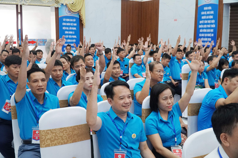 Các đại biểu giơ tay biểu quyết các vấn đề tại Đại hội Công đoàn ngành Giáo dục Nghệ An. Ảnh: Hồ Lài.