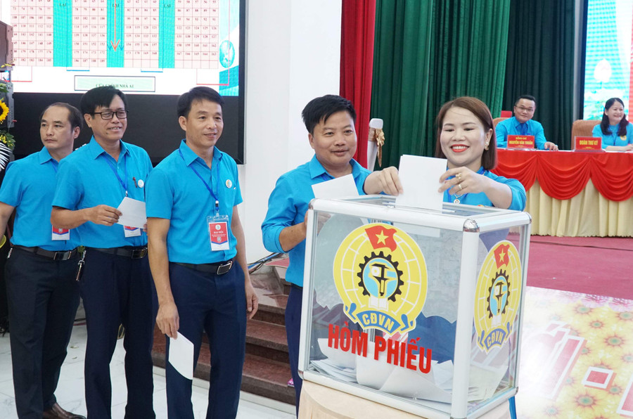 Đại biểu Đại hội bỏ phiếu bầu Ban chấp hành Công đoàn ngành Giáo dục Nghệ An khóa XX. Ảnh: Hồ Lài.