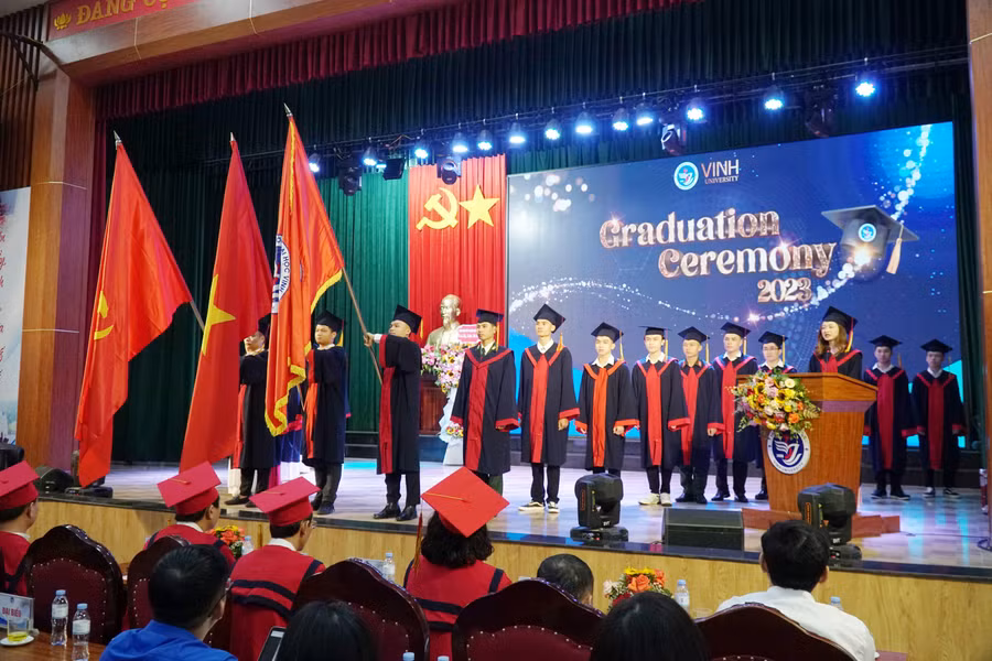 Lễ tuyên thệ khi tốt nghiệp đại học của sinh viên khóa đào tạo thứ 60 - Trường Đại học Vinh. Ảnh: Hồ Lài.