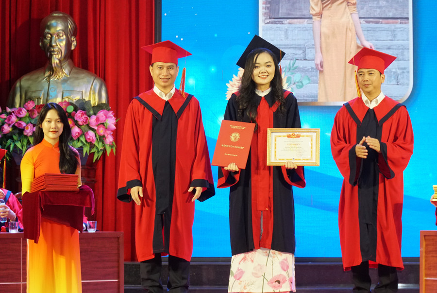 Ông Nguyễn Ngọc Hiền - Chủ tịch Hội đồng trường và ông Nguyễn Huy Bằng - Hiệu trưởng Trường ĐH Vinh trao bằng cử nhân cho sinh viên tốt nghiệp loại xuất sắc. Ảnh: Hồ Lài.