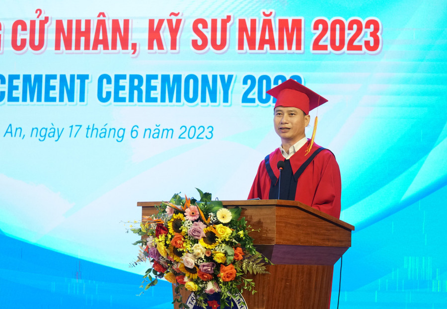 GS. Nguyễn Huy Bằng - Hiệu trưởng Trường ĐH Vinh chia sẻ, nhắn gửi tới tân cử nhân, kỹ sư của khóa đào tạo đặc biệt. Ảnh: Hồ Lài.