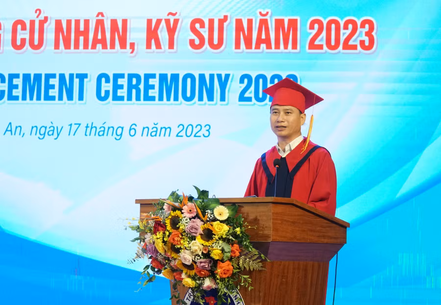 GS. Nguyễn Huy Bằng - Hiệu trưởng Trường ĐH Vinh chia sẻ, nhắn gửi tới tân cử nhân, kỹ sư của khóa đào tạo đặc biệt. Ảnh: Hồ Lài.