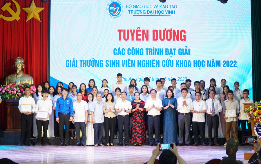 Trường ĐH Vinh tuyên dương và trao giấy chứng nhận cho tác giả 14 công trình đạt giải thưởng sinh viên nghiên cứu khoa học năm 2022. Ảnh: Hồ Lài.