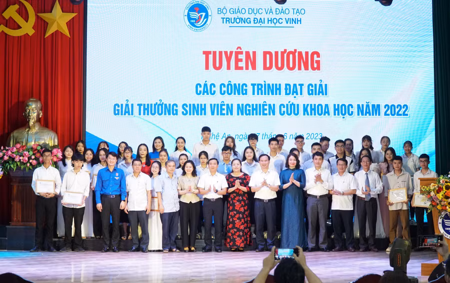 Trường ĐH Vinh tuyên dương và trao giấy chứng nhận cho tác giả 14 công trình đạt giải thưởng sinh viên nghiên cứu khoa học năm 2022. Ảnh: Hồ Lài.