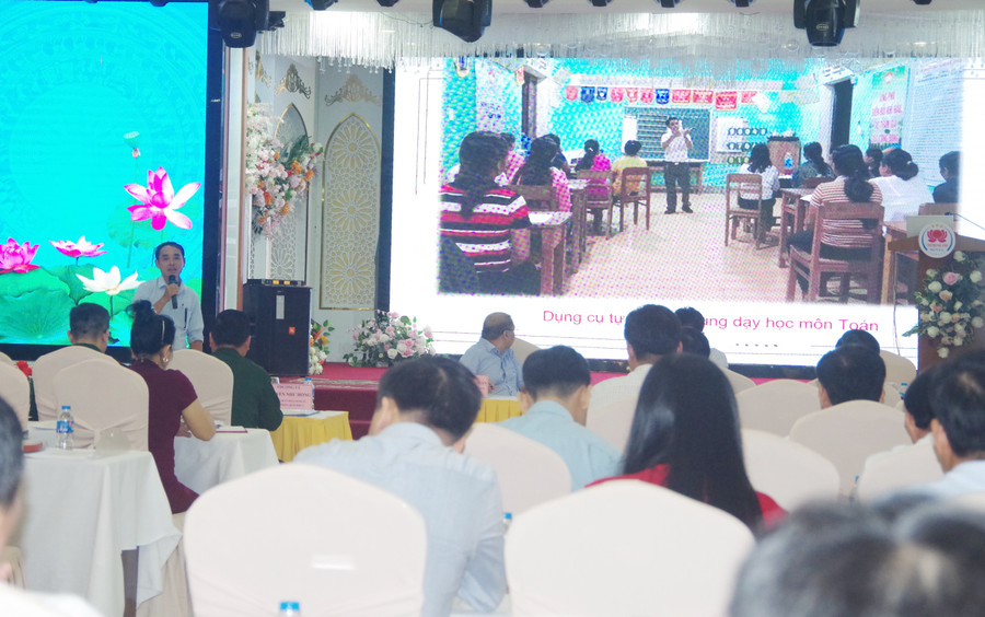 Thầy Tô Chỉnh - giáo viên Trung tâm GDNN-GDTX huyện Nam Đông, Thừa Thiên - Huế chia sẻ kinh nghiệm huy động bà con dân tộc thiểu số đến lớp xóa mù chữ. Ảnh: Hồ Lài