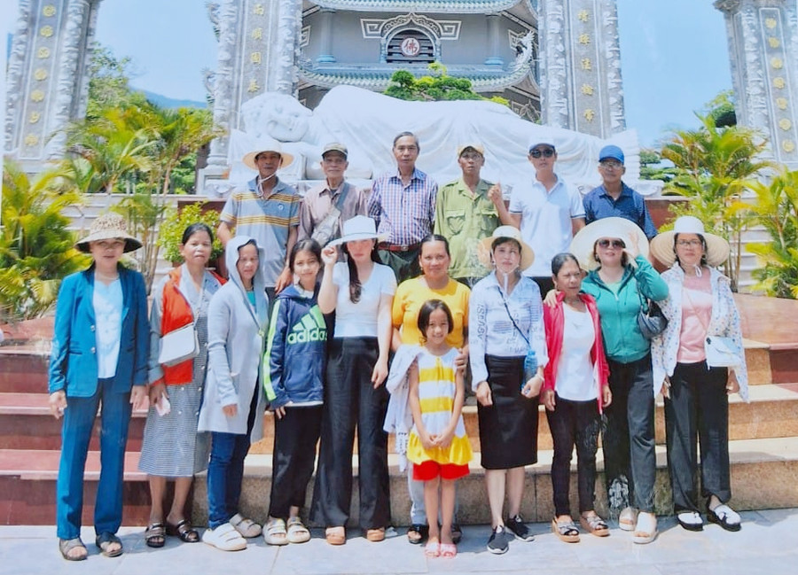 Thầy giáo Tô Chỉnh tổ chức cho lớp học xóa mù chữ đi tham quan để tăng mối đoàn kết, gần gũi cho các học viên. Ảnh: NVCC Thầy giáo Tô Chỉnh tổ chức cho lớp học xóa mù chữ đi tham quan để tăng mối đoàn kết, gần gũi cho các học viên. Ảnh: NVCC