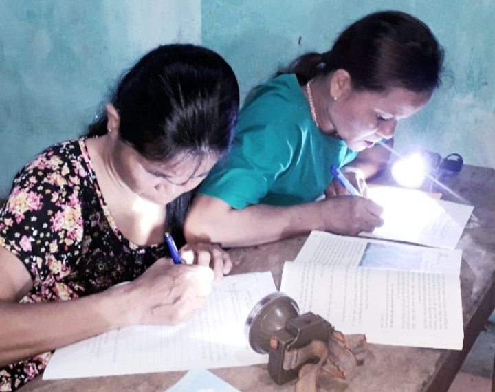 Nhờ nhiều giải pháp và sự quan tâm của giáo viên chủ nhiệm, học viên các lớp xóa mù chữ đi học chuyên cần, đầy đủ hơn. Ảnh: NVCC Nhờ nhiều giải pháp và sự quan tâm của giáo viên chủ nhiệm, học viên các lớp xóa mù chữ đi học chuyên cần, đầy đủ hơn. Ảnh: NVCC