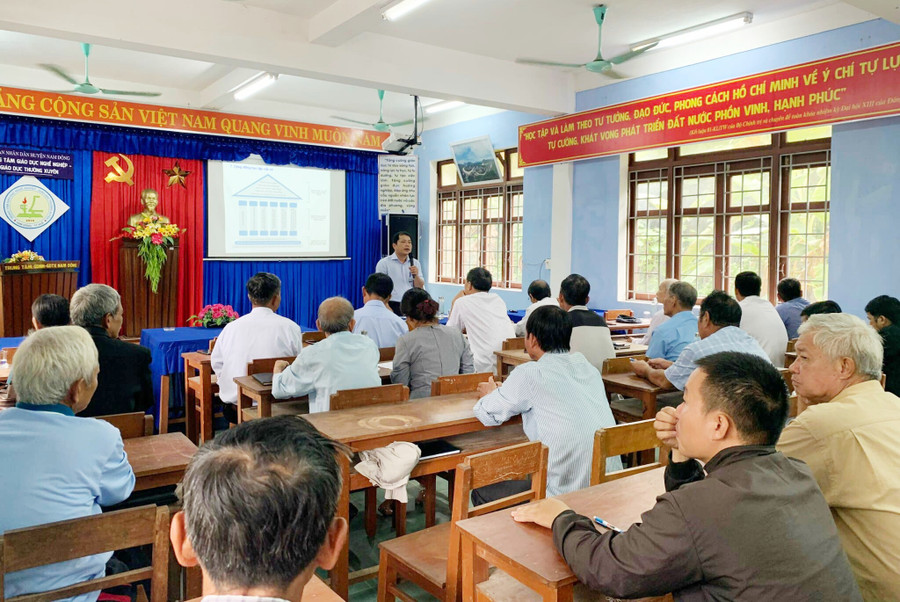 Hội thảo về công tác xóa mù chữ do Trung tâm GDNN-GDTX huyện Nam Đông, tỉnh Thừa Thiên - Huế tổ chức. Ảnh: NVCC Hội thảo về công tác xóa mù chữ do Trung tâm GDNN-GDTX huyện Nam Đông, tỉnh Thừa Thiên - Huế tổ chức. Ảnh: NVCC