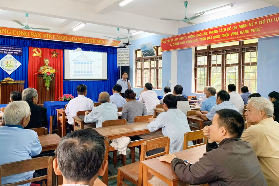 Hội thảo về công tác xóa mù chữ do Trung tâm GDNN-GDTX huyện Nam Đông, tỉnh Thừa Thiên - Huế tổ chức. Ảnh: NVCC