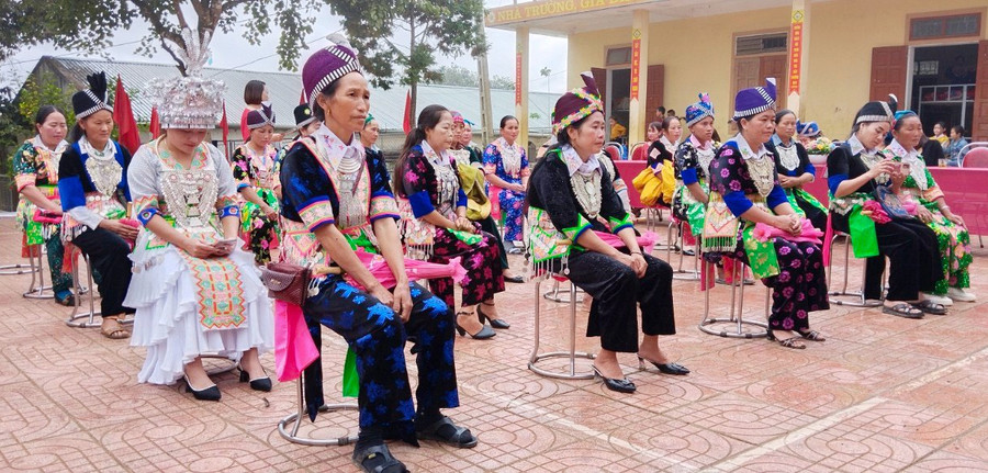 Nhận thức của đồng bào dân tộc thiểu số có nhiều chuyển biến tốt, tích cực tham gia lớp học xóa mù chữ. Ảnh: PGD