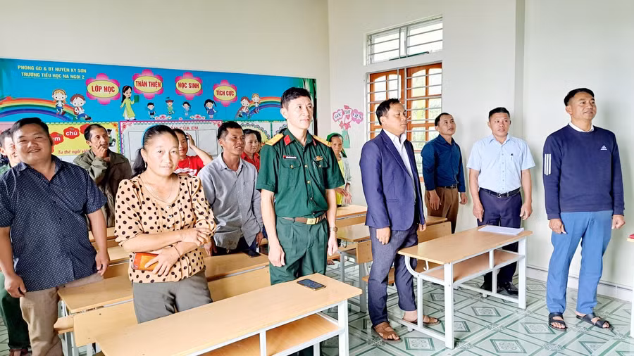 Bộ đội biên phòng phối hợp tổ chức khai giảng lớp học xóa mù chữ cho đồng bào dân tộc thiểu số ở xã biên giới Na Ngoi, huyện Kỳ Sơn, Nghệ An. Ảnh: PGD