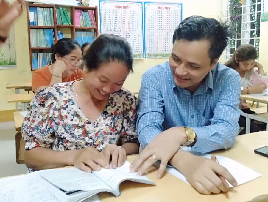 Cán bộ Phòng GD&amp;ĐT huyện Kỳ Sơn, Nghệ An phối hợp trong kiểm tra, động viên học viên các lớp học xóa mù chữ trên địa bàn. Ảnh: PGD