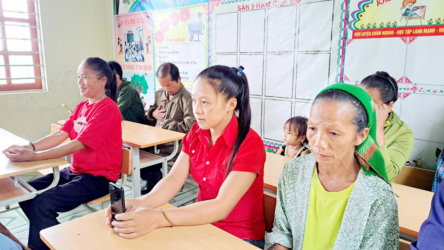 Học viên các lớp xóa mù chữ ở vùng biên giới chủ yếu là phụ nữ, ở nhiều độ tuổi khác nhau. Ảnh: PGD