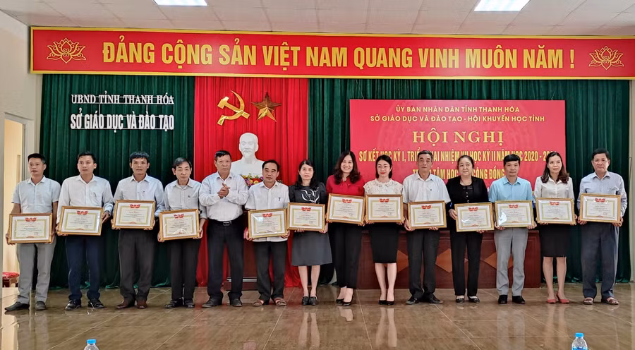Hội Khuyến học tỉnh Thanh Hóa trao thưởng cho các Trung tâm HTCĐ.