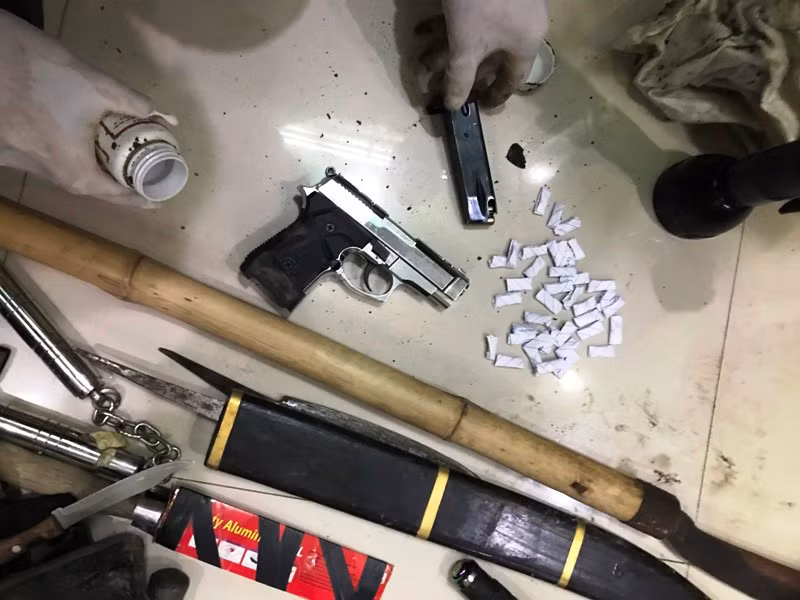 Súng và tang vật vụ án. Ảnh: Công an Thanh Hóa cung cấp.