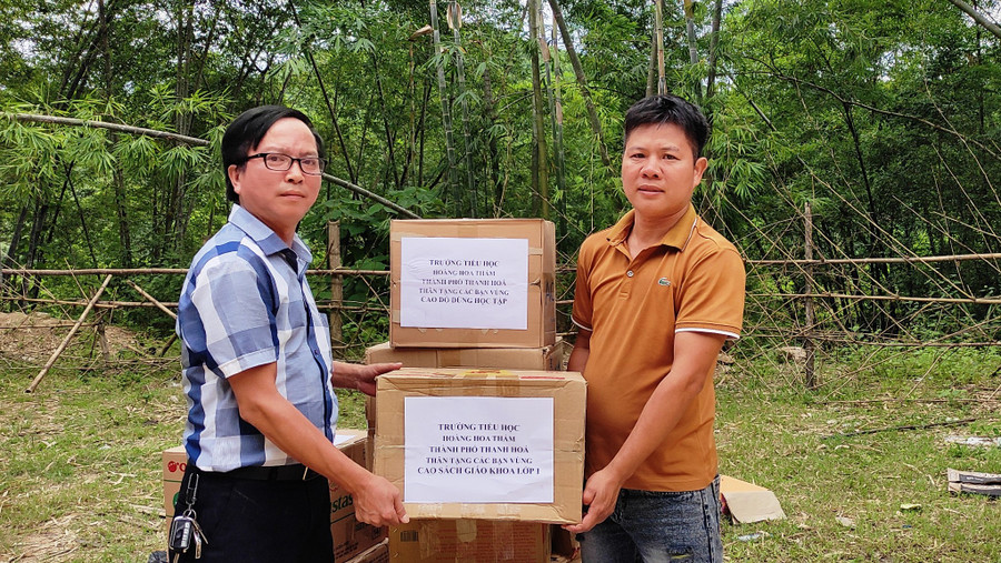 Thầy giáo Trường Tiểu học Trung Lý 2 (phải) nhận sách từ phóng viên Báo GD&TĐ. Ảnh: HĐ Thầy giáo Trường Tiểu học Trung Lý 2 (phải) nhận sách từ phóng viên Báo GD&TĐ. Ảnh: HĐ