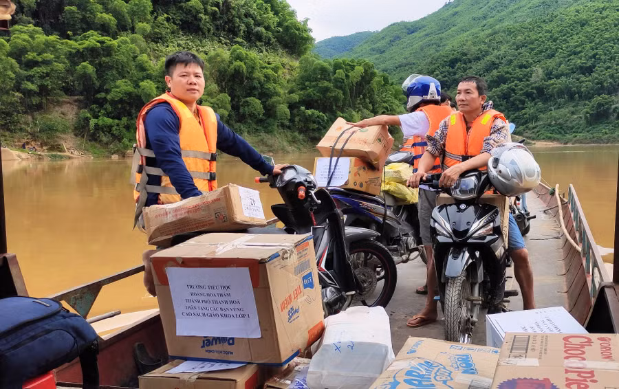 Vượt sông Mã. Ảnh: Thế Lượng.