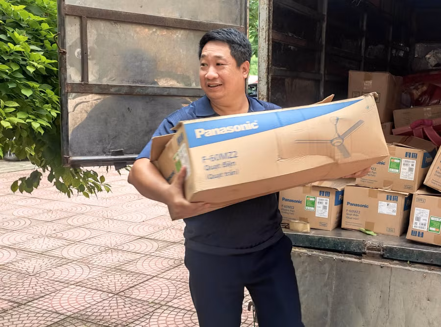 Bốc xếp quạt trần ở Trường THCS Trung Sơn (Quan Hóa, Thanh Hóa). Ảnh: Thế Lượng.