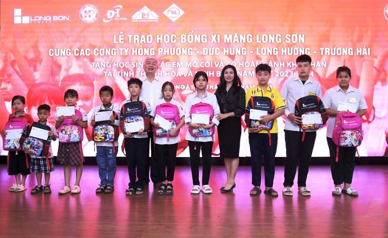 Đại diện lãnh đạo Hội khuyến học tỉnh Thanh Hoá và Công ty xi măng Long Sơn trao học bổng cho học sinh tỉnh Thanh Hoá. Ảnh: PS.