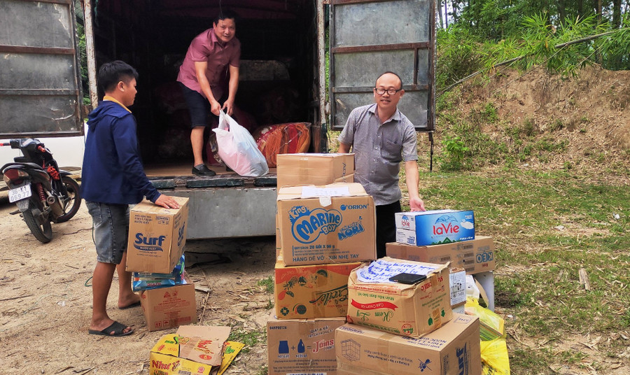 Tập kết hàng ở bản Tài Chánh, xã Mường Lý, để vượt sông Mã vào bản Co Cài, xã Trung Lý (Mường Lát). Ảnh: Thế Lượng. Tập kết hàng ở bản Tài Chánh, xã Mường Lý, để vượt sông Mã vào bản Co Cài, xã Trung Lý (Mường Lát). Ảnh: Thế Lượng.