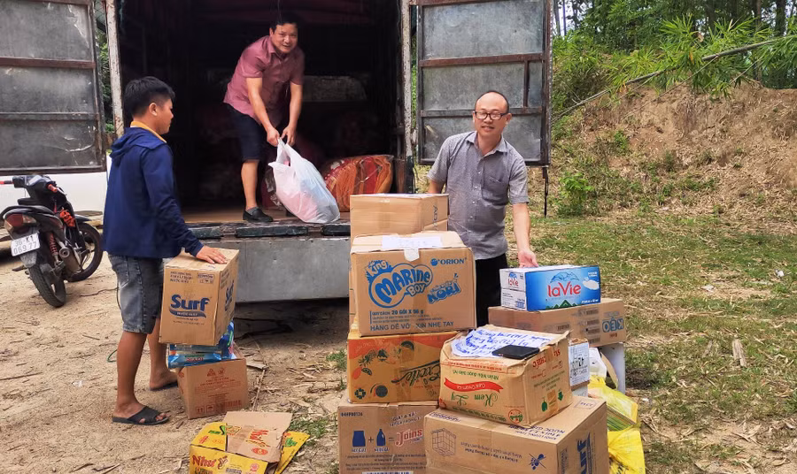 Tập kết hàng ở bản Tài Chánh, xã Mường Lý, để vượt sông Mã vào bản Co Cài, xã Trung Lý (Mường Lát). Ảnh: Thế Lượng.