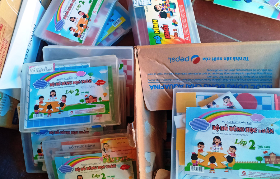 Những bộ đồ dùng học tập đã được vận chuyển đến Trường Tiểu học Trung Lý 2. Những bộ đồ dùng học tập đã được vận chuyển đến Trường Tiểu học Trung Lý 2.