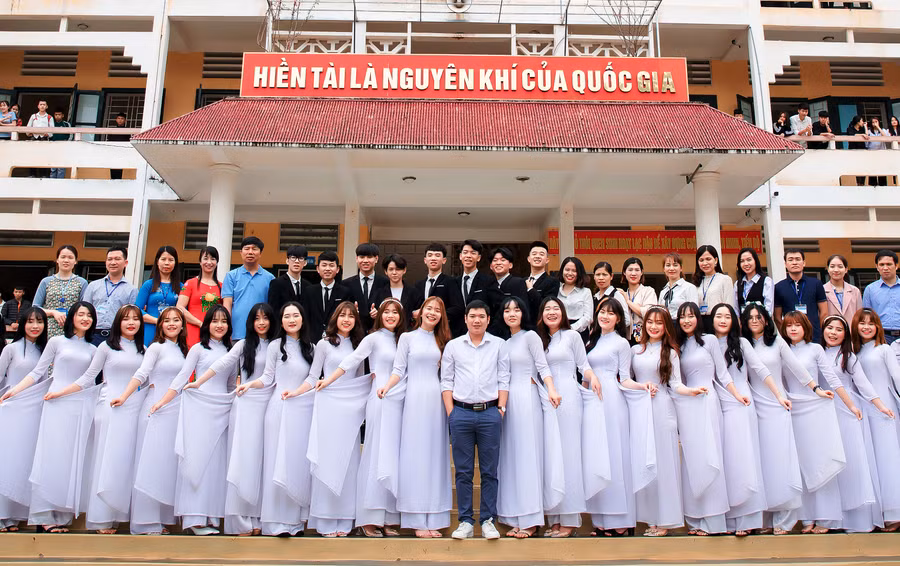 Thầy Đào Văn Phúc (đứng giữa hàng đầu) cùng học trò và các đồng nghiệp ở Trường THPT Quan Sơn (Thanh Hóa). Ảnh: NVCC.