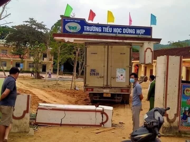 Hình ảnh cổng Trường Tiểu học Dũng Hợp (huyện Tân Kỳ, Nghệ An) bị xe tải kéo gãy đổ. 