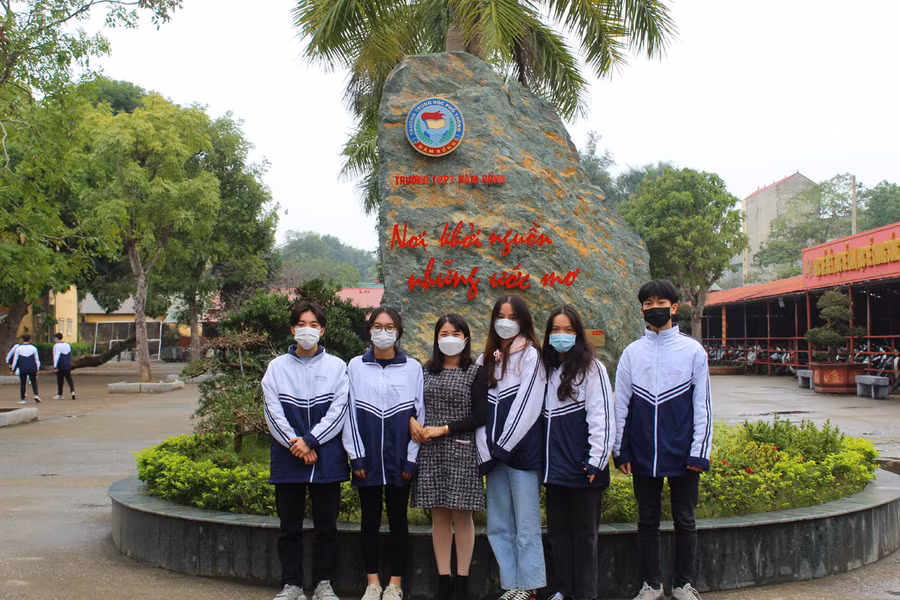 Cô giáo Lê Thị Thủy - Trường THPT Hàm Rồng (người đứng giữa) và những học trò của mình cảm thấy hạnh phúc mỗi khi được đến trường.