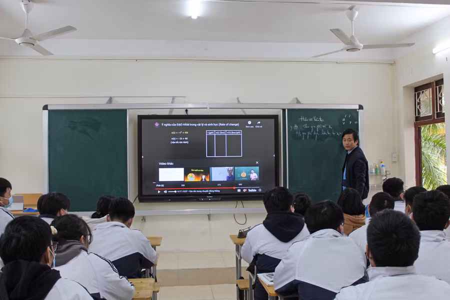 Tiết học Toán của thầy giáo Lê Mạnh Hùng, Trường THPT Hàm Rồng không chỉ còn là bảng xanh và phấn trắng.