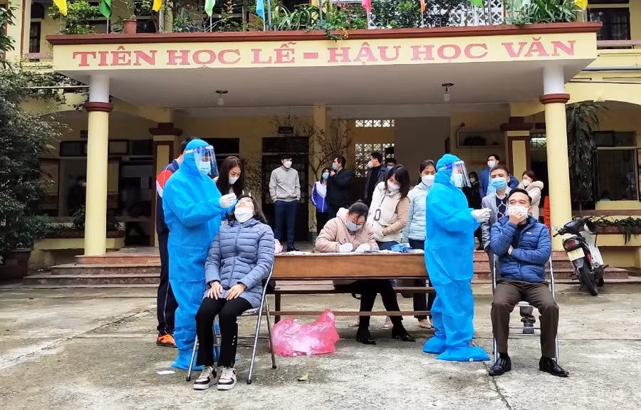 Nhân viên Y tế lấy mẫu xét nghiệm cho giáo viên Trường THPT Mường Lát (Thanh Hóa).