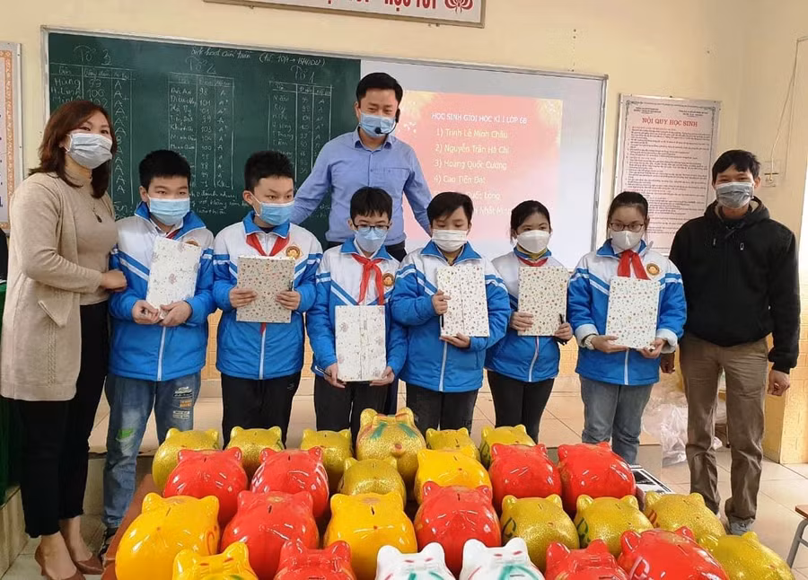 Hoạt động trải nghiệm “Xây dựng tình bạn, tình thầy trò”; “Kiểm soát chi tiêu với lợn đất” của Trường THCS Cù Chính Lan.