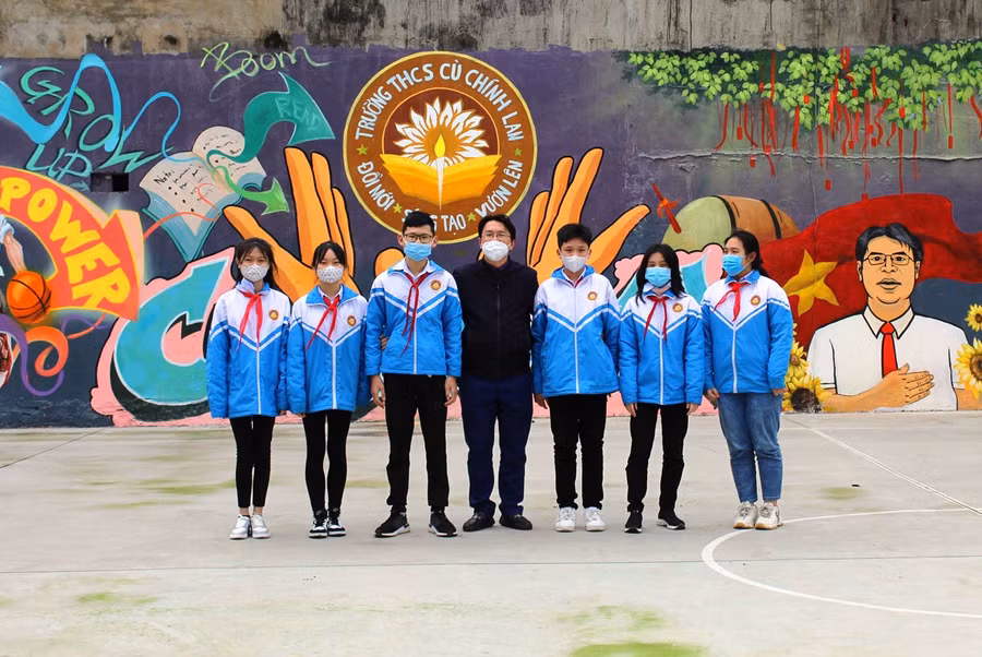 Hiệu trưởng Trường THCS Cù Chính Lan (TP Thanh Hóa) cùng học trò tại sân thể thao, được gọi là sân sức khỏe của trường. Đây cũng là nơi tổ chức nhiều hoạt động ngoại khóa.