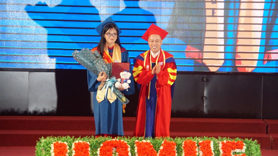 GS.TS Huỳnh Văn Sơn, Hiệu trưởng Trường ĐH Sư phạm TPHCM trao bằng tốt nghiệp cho thủ khoa các ngành. Ảnh: Mạnh Tùng