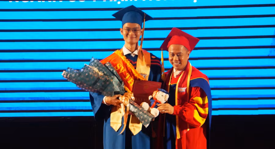 Nguyễn Hoàng Gia Khánh, Thủ khoa toàn trường nhận bằng tốt nghiệp. Ảnh: Mạnh Tùng