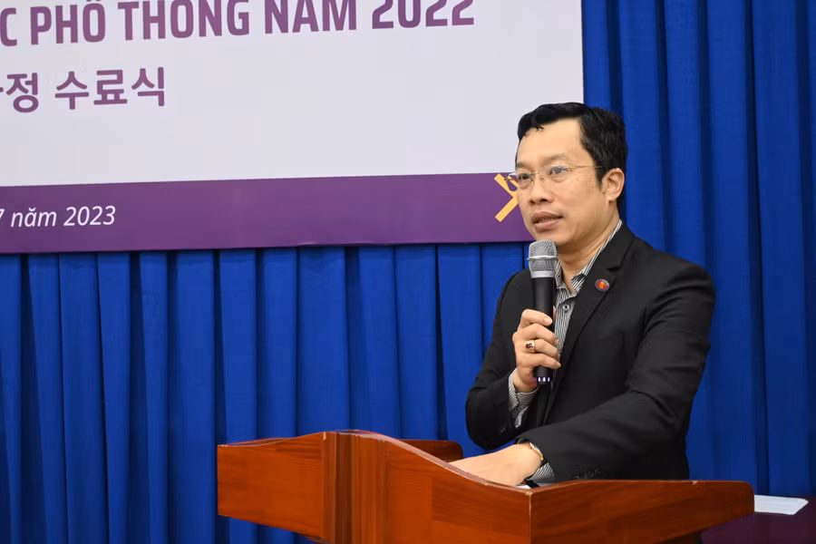 TS Lê Hoàng Dũng phát biểu tại lễ bế giảng. Ảnh: NVD