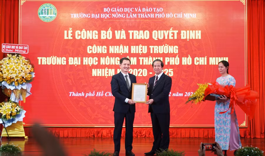 Bộ trưởng Nguyễn Kim Sơn (phải) trao quyết định công nhận Hiệu trưởng Trường Đại học Nông Lâm TPHCM đối với PGS.TS Nguyễn Tất Toàn. Ảnh: Mạnh Tùng