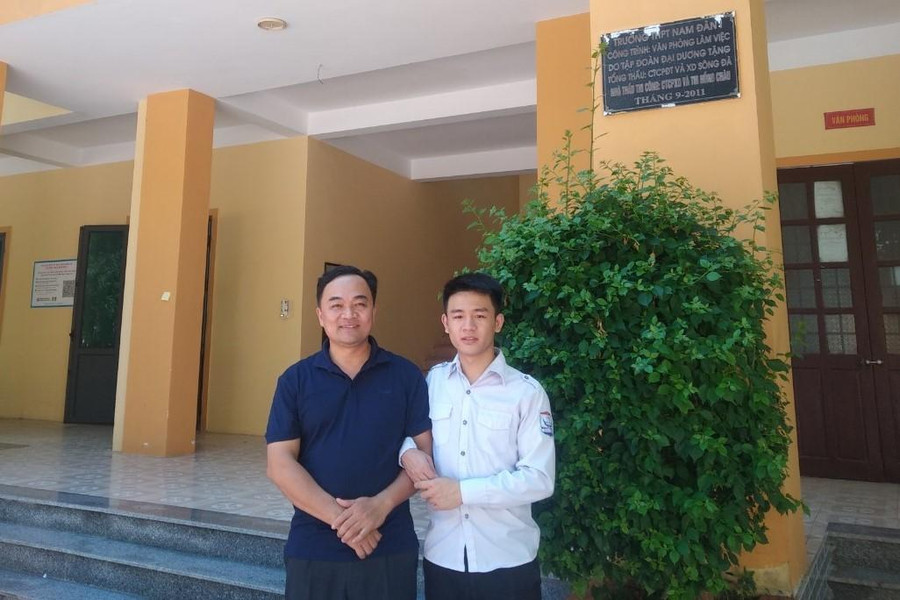 Á khoa khối A00 toàn quốc và thầy giáo chủ nhiệm Đinh Anh Tuấn. Thầy cũng là giáo viên môn Vật lý, người đồng hành, sát cánh cùng em trong suốt 3 năm học để em thi đạt 10 điểm môn này trong kỳ thi Tốt nghiệp THPT. Á khoa khối A00 toàn quốc và thầy giáo chủ nhiệm Đinh Anh Tuấn. Thầy cũng là giáo viên môn Vật lý, người đồng hành, sát cánh cùng em trong suốt 3 năm học để em thi đạt 10 điểm môn này trong kỳ thi Tốt nghiệp THPT.