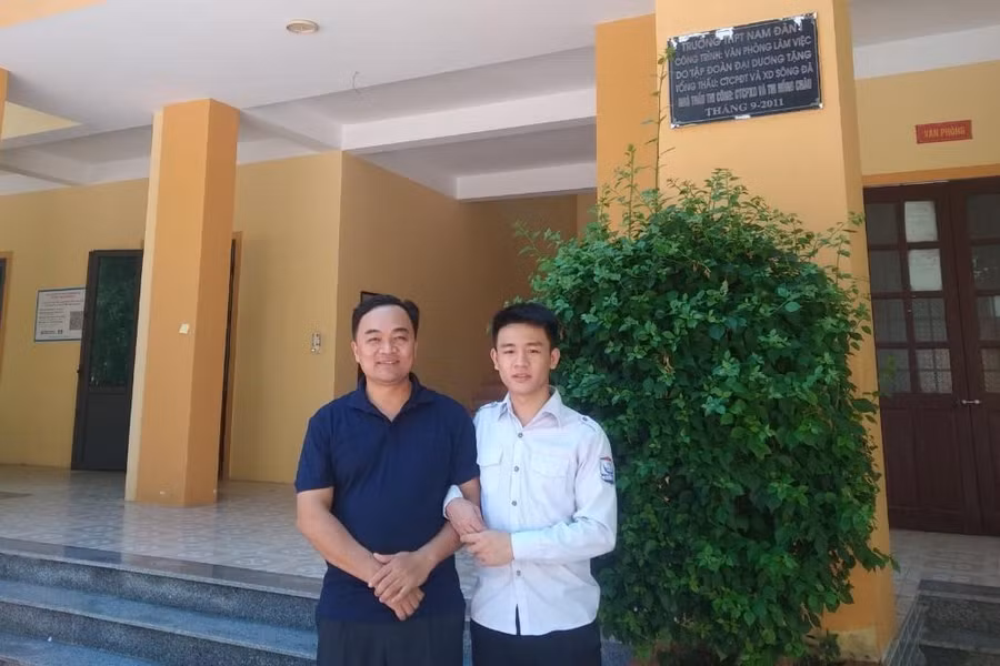 Á khoa khối A00 toàn quốc và thầy giáo chủ nhiệm Đinh Anh Tuấn. Thầy cũng là giáo viên môn Vật lý, người đồng hành, sát cánh cùng em trong suốt 3 năm học để em thi đạt 10 điểm môn này trong kỳ thi Tốt nghiệp THPT.