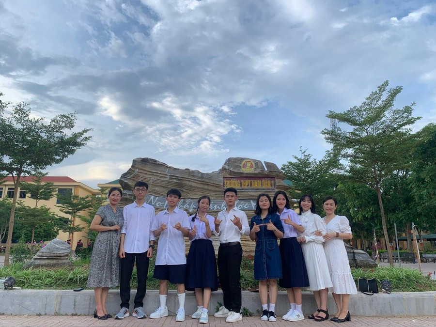 Em Nguyễn Trần Nam Khánh (đứng giữa) cùng các bạn và cô giáo tại Trường THPT Nam Đàn 1, huyện Nam Đàn, Nghệ An. Em Nguyễn Trần Nam Khánh (đứng giữa) cùng các bạn và cô giáo tại Trường THPT Nam Đàn 1, huyện Nam Đàn, Nghệ An.