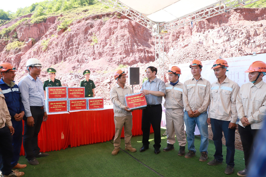 Thủ tướng Phạm Minh Chính tặng quà, động viên kỹ sư, công nhân đang làm việc tại công trình.