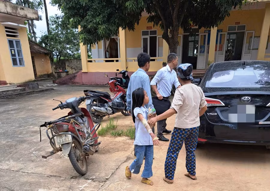 Giáo viên và người dân đưa học sinh bị thương đi bệnh viện. Ảnh: Bạn đọc cung cấp.
