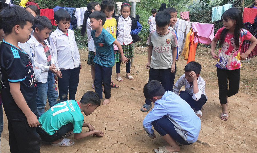 Học sinh Trường Tiểu học Trung Lý I, xã Trung Lý (Mường Lát, Thanh Hóa) chơi bắn bi trong giờ ra chơi. Ảnh: TL. Học sinh Trường Tiểu học Trung Lý I, xã Trung Lý (Mường Lát, Thanh Hóa) chơi bắn bi trong giờ ra chơi. Ảnh: TL.