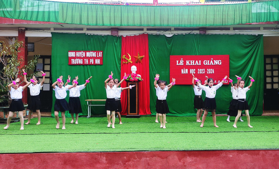 Tiết mục văn nghệ chào mừng Khai giảng năm học của học sinh Trường Tiểu học Pù Nhi (Mường Tát, Thanh Hóa). Tiết mục văn nghệ chào mừng Khai giảng năm học của học sinh Trường Tiểu học Pù Nhi (Mường Tát, Thanh Hóa).