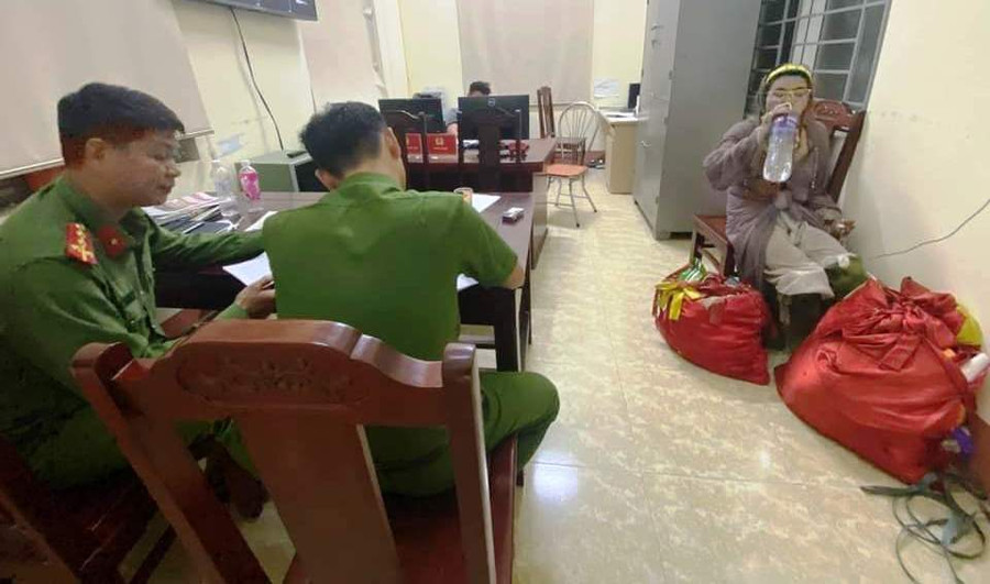 Đoàn Thúy Hà được đưa về trụ sở công an. Ảnh: CACC.