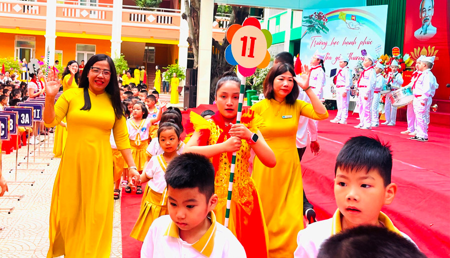 Cô giáo đón học sinh lớp 1 ở Trường Tiểu học Nguyễn Văn Trỗi (TP Thanh Hóa). Cô giáo đón học sinh lớp 1 ở Trường Tiểu học Nguyễn Văn Trỗi (TP Thanh Hóa).