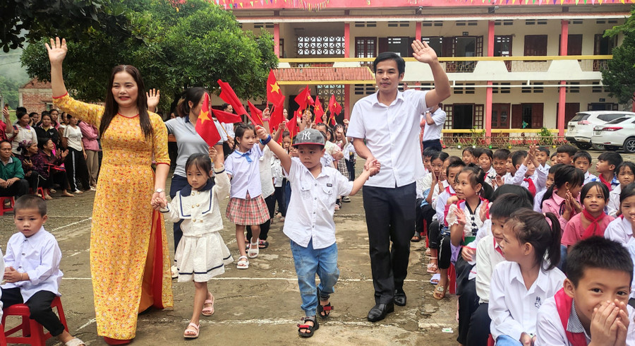 Thầy, cô giáo đón học sinh vào lớp 1 ở Trường Tiểu học Pù Nhi, huyện vùng cao, biên giới Mường Lát (Thanh Hóa). Thầy, cô giáo đón học sinh vào lớp 1 ở Trường Tiểu học Pù Nhi, huyện vùng cao, biên giới Mường Lát (Thanh Hóa).